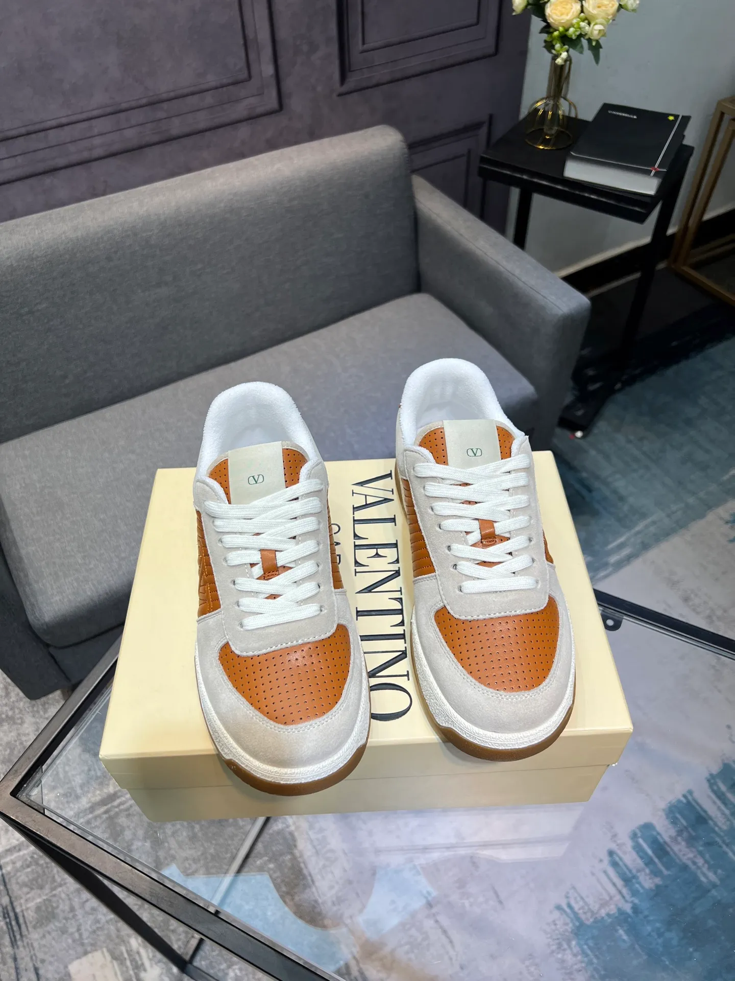 Men's shoes 💰720 VALENTINO Valentino 2025 popular casual sports shoes! 👍Fabric: Original custom punched + full-grain cowhide 👍Feet: cowhide + V-mark special injection insole (original 1:1) 👍Outsole: TPR+raw rubber combination wear-resistant outsole 👍Packaging: original beige full set of noble counter packaging 👍Code number: women's 35-41, men's 38-45 women's 40.41 men's 45.46 customized